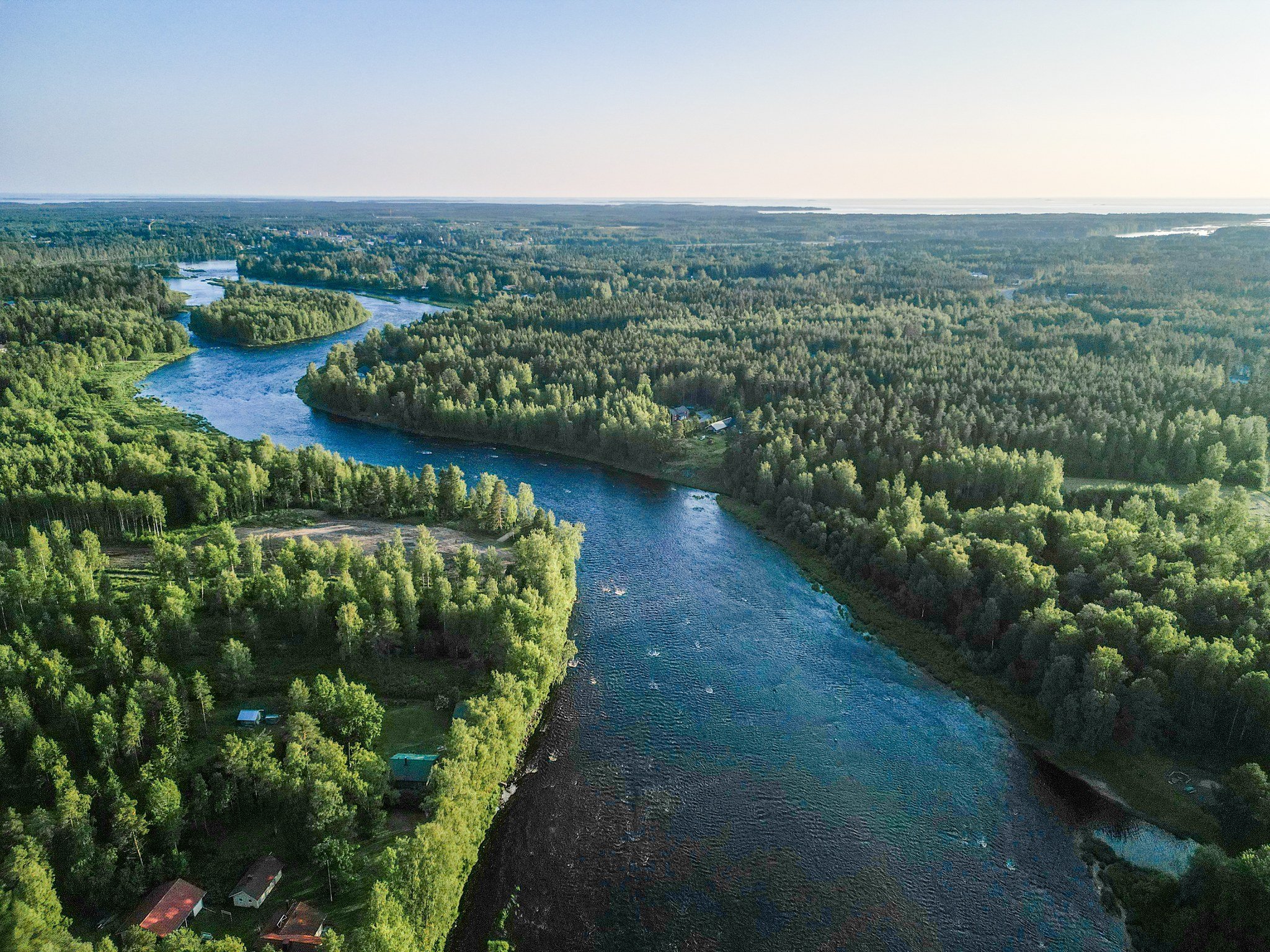 upea jokimaisema dronella kuvattuna taiga resort